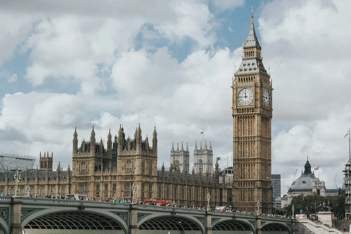 Big Ben and the Houses of Parliament behind Westminster Bridge in the foreground.